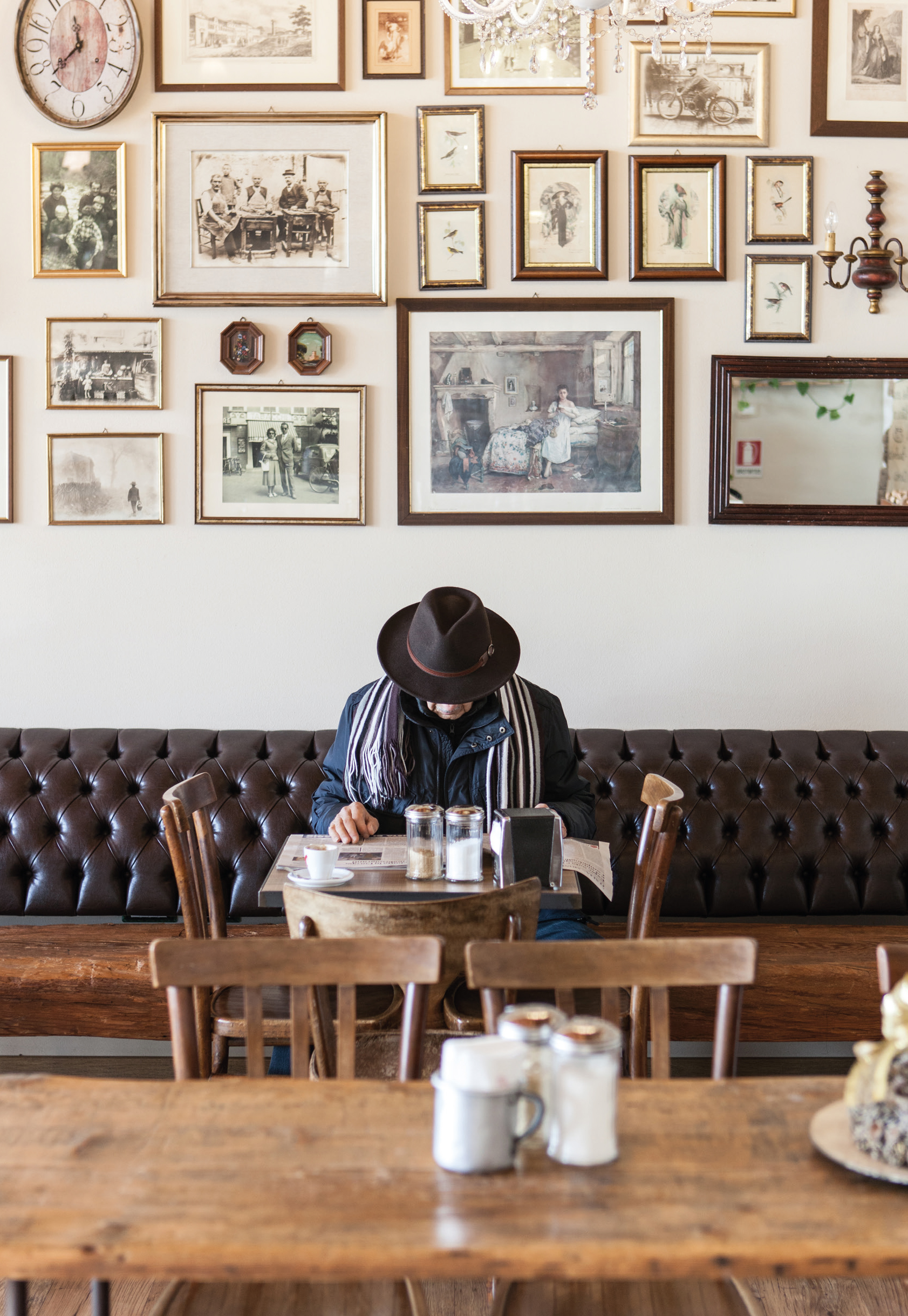 Uomo legge il giornale al Caffé Bistrot di Marostica