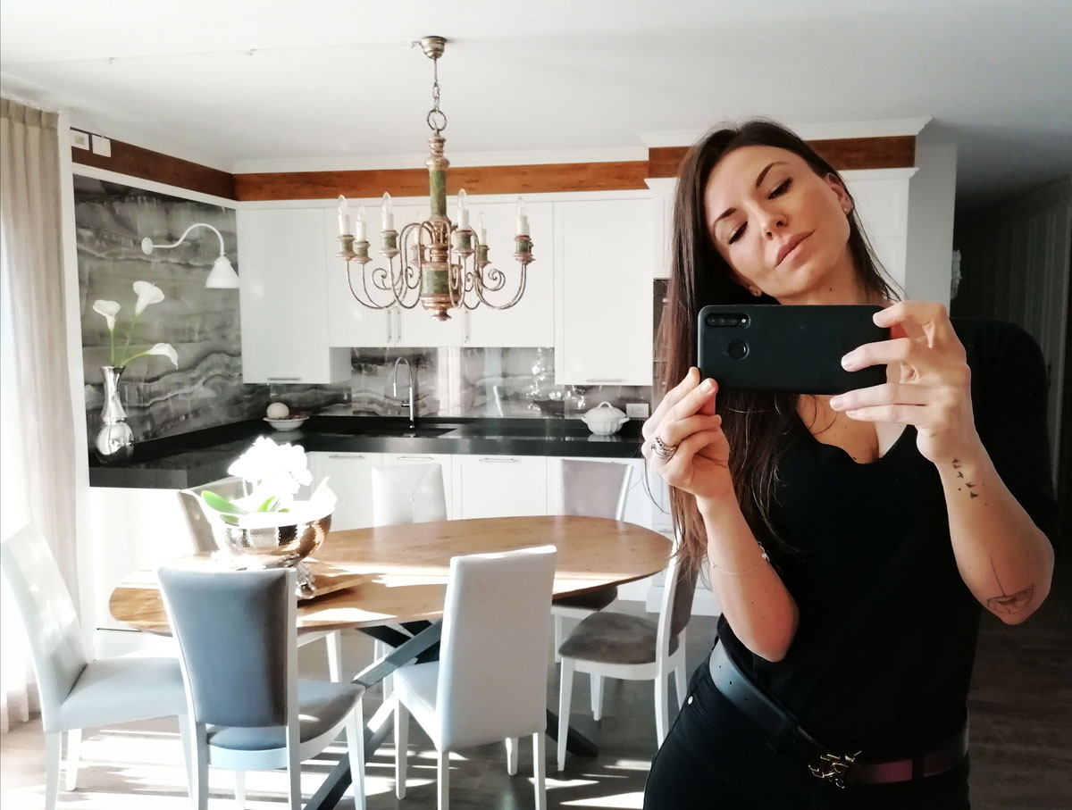 Francesca Bagnara si scatta un selfie nella cucina che ha arredato con uno stile elegante